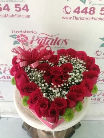 flor-floristeria-medellin-n054-16-lo-mas-hermoso-que-nos-puede-brindar-la-amistad-es-la-dicha-de-inspirarle-confianza-y-seguridad-a-un-ser-que-admiramos-gracias-amigo-flor-floristeria-medellin