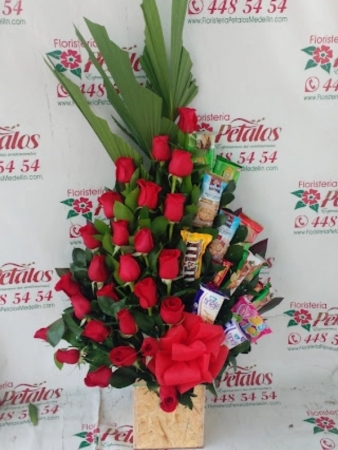 flor-floristeria-medellin-n103-2-la-palabra-mama-contiene-muchas-bendiciones-y-tu-las-tienes-todas-te-quiero-y-te-deseo-un-dia-muy-feliz-flor-floristeria-medellin