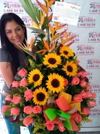 flor-floristeria-medellin-n043-que-la-dicha-de-la-gran-noticia-los-llene-de-emocion-y-de-esperanza-pues-no-existe-mejor-regalo-del-cielo-que-un-hijo-felicitaciones-por-esa-gracia-flor-floristeria-medellin